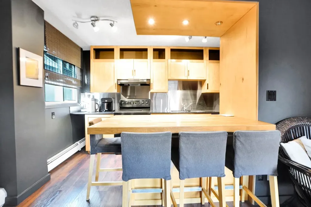 823 19 Avenue SW Calgary AB T2T0H6