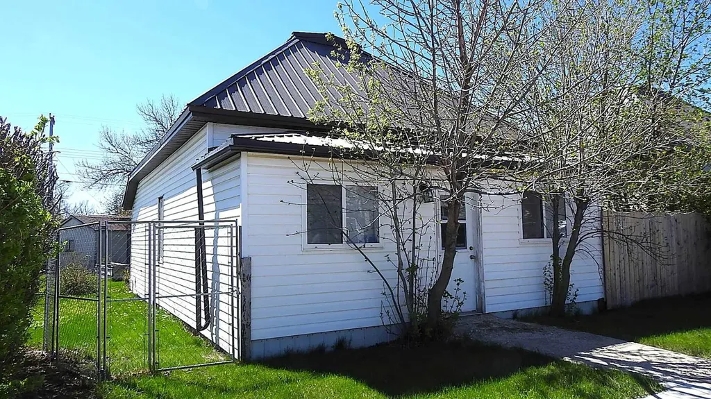 2217 20 Street Nanton AB T0L 1R0