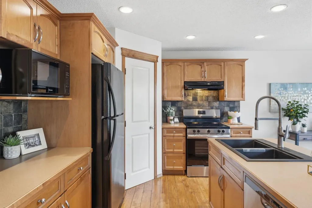 74 Tuscany Springs Hill NW Calgary AB T3L 3E4