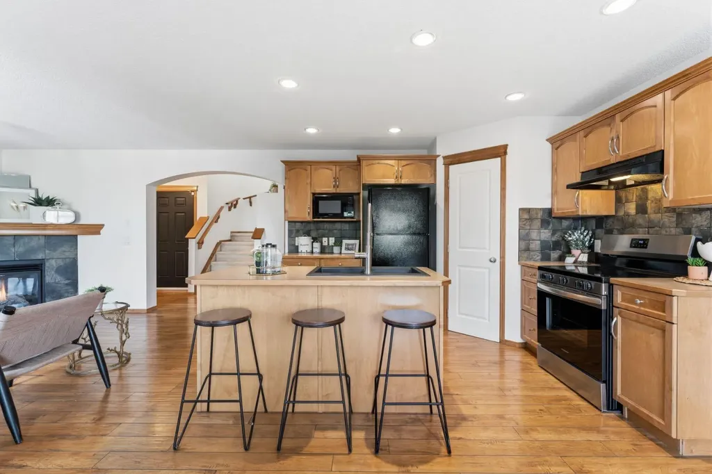 74 Tuscany Springs Hill NW Calgary AB T3L 3E4