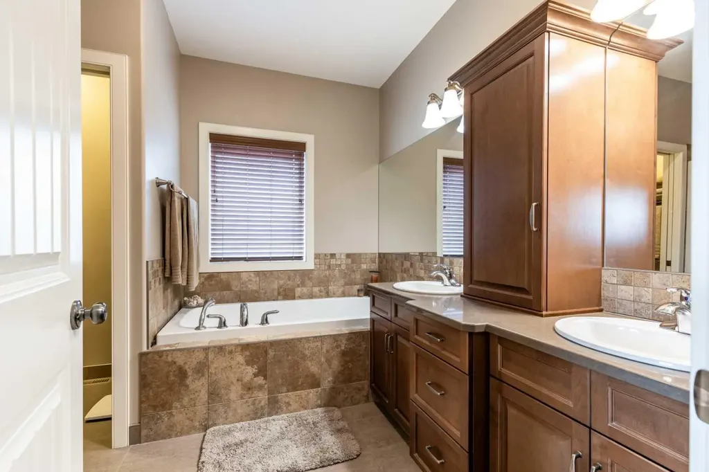 207 Hamptons Way SE Medicine Hat AB T1B 0E1