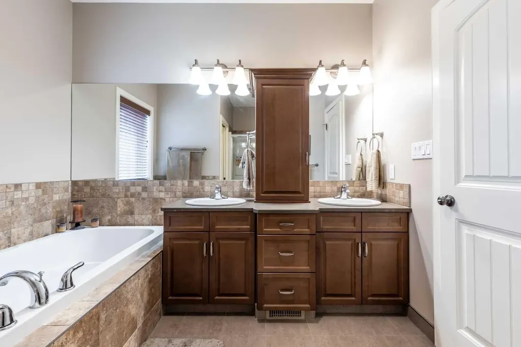 207 Hamptons Way SE Medicine Hat AB T1B 0E1