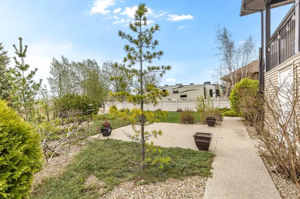 207 Hamptons Way SE Medicine Hat AB T1B 0E1