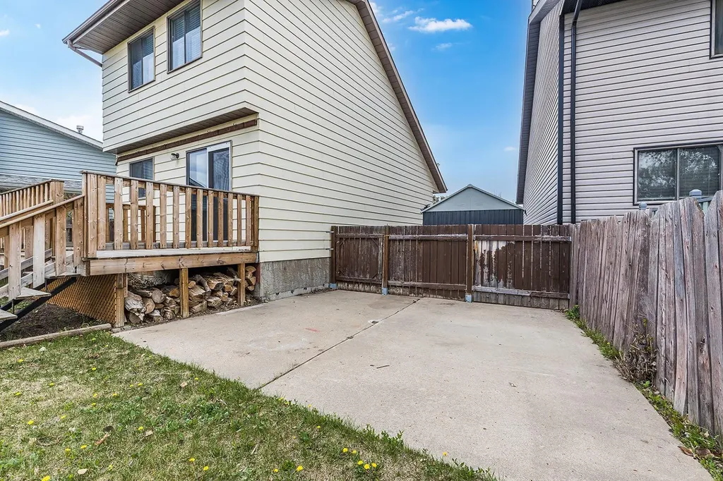 160 South Ridge Crescent SW Medicine Hat AB T1B2P1