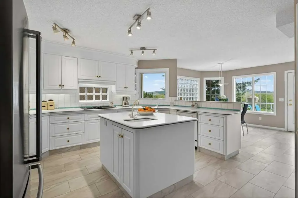 152 Scenic Ridge Crescent NW Calgary AB T3L 1V7