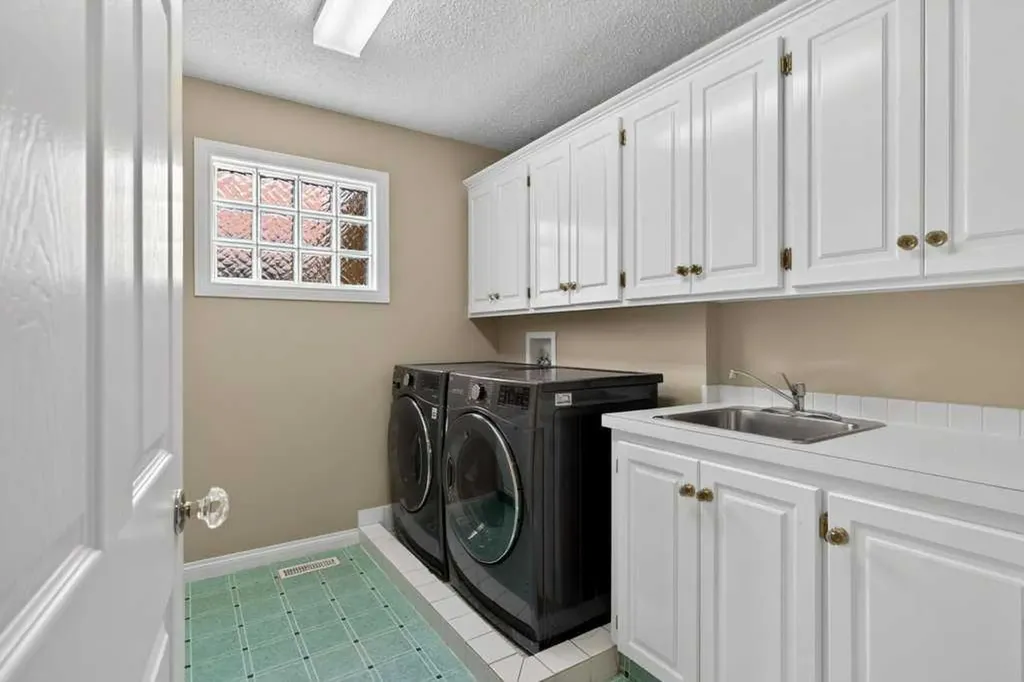 152 Scenic Ridge Crescent NW Calgary AB T3L 1V7