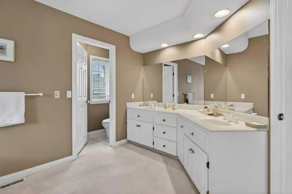 152 Scenic Ridge Crescent NW Calgary AB T3L 1V7