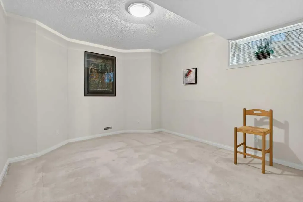 152 Scenic Ridge Crescent NW Calgary AB T3L 1V7