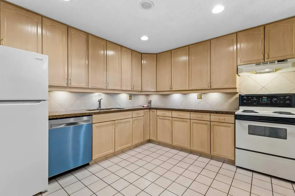 723 57 Avenue SW Calgary AB T2V 4Z3
