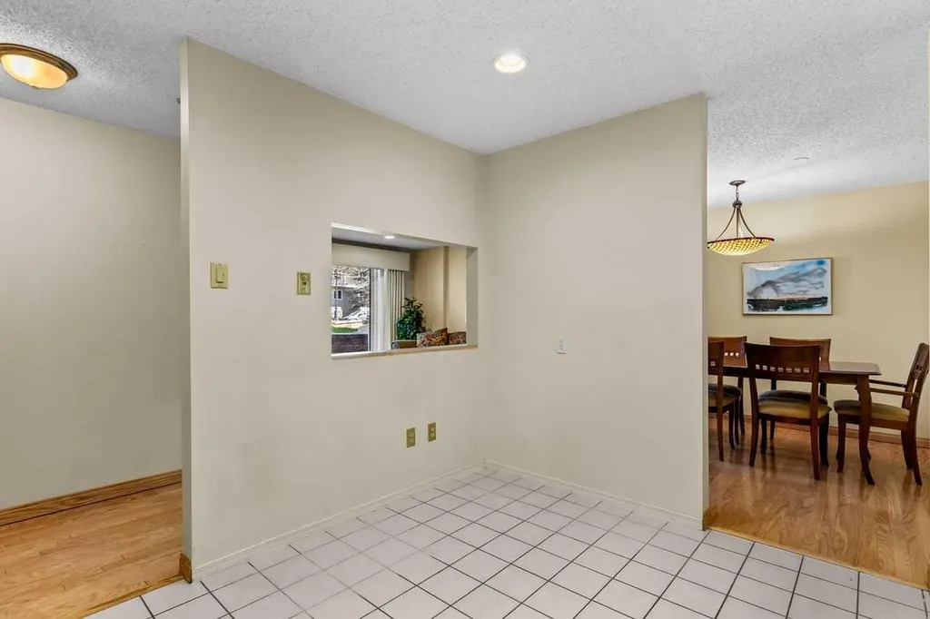 723 57 Avenue SW Calgary AB T2V 4Z3