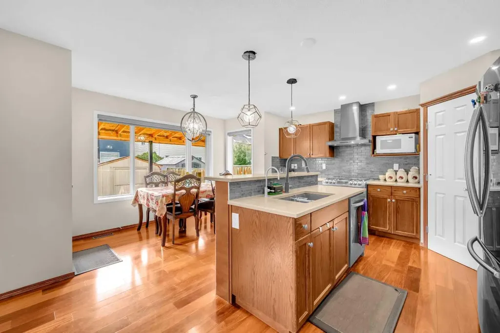 51 Coral Reef Close NE Calgary AB T3J3Y4