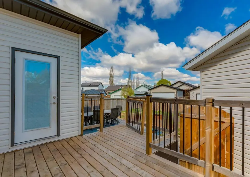 244 Stonegate Close NW Airdrie AB T4B 2V3