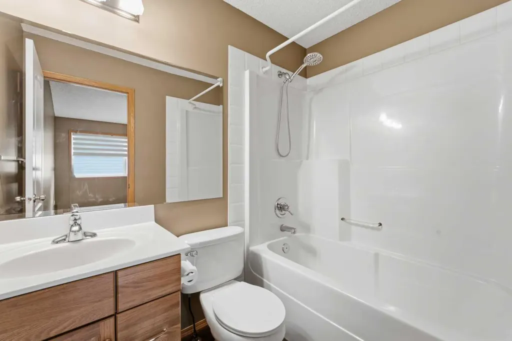 203 West Creek Close Chestermere AB T1X 1M3