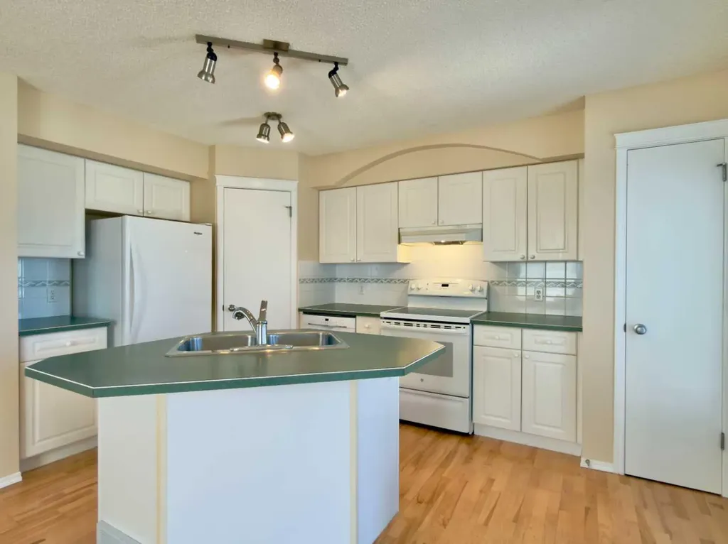 206 Tuscany Drive NW Calgary AB T3L 2C4