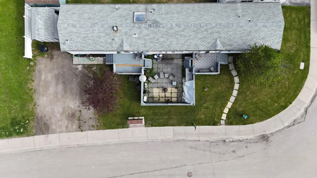 102 Nickerson Avenue Hinton AB T7V 1A6