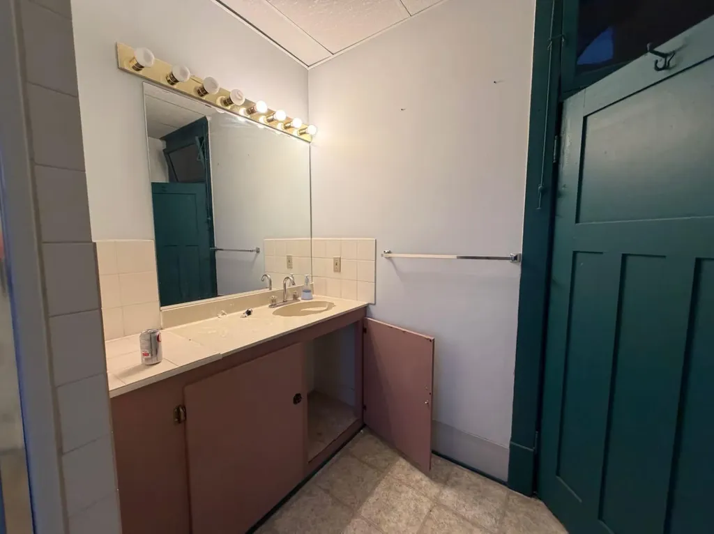 80 3 Avenue Drumheller AB T0J0Y0