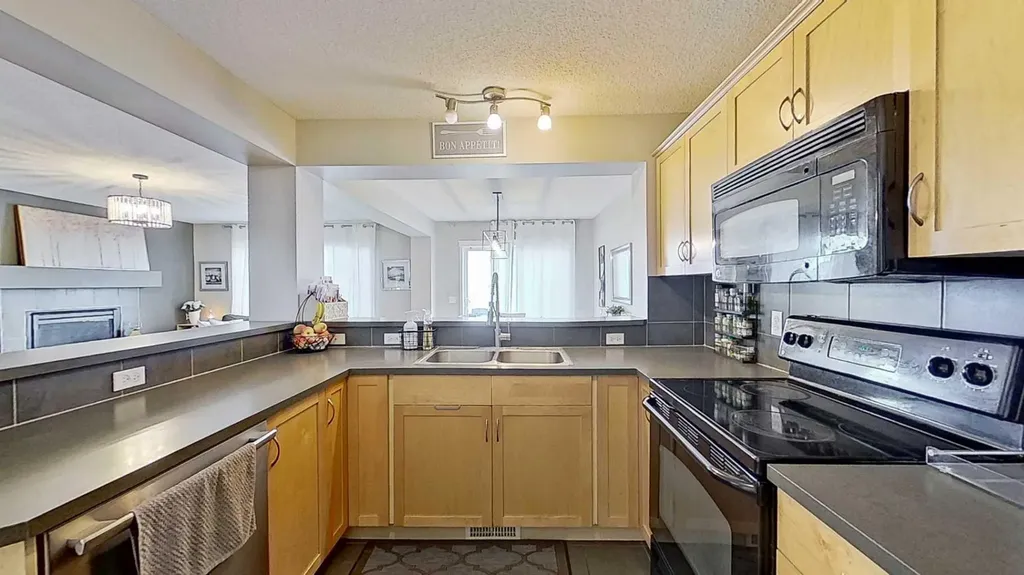 17 Sunset Heights Cochrane AB T4C 0C7