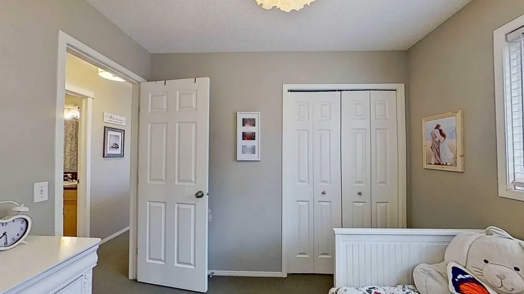 17 Sunset Heights Cochrane AB T4C 0C7