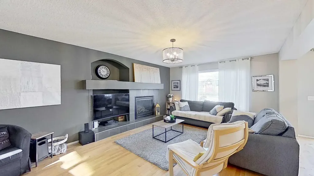 17 Sunset Heights Cochrane AB T4C 0C7