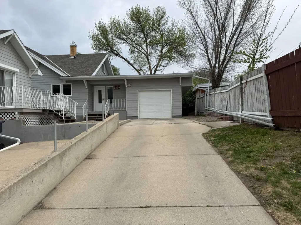 727 8 Street S Lethbridge AB T1J 2K3