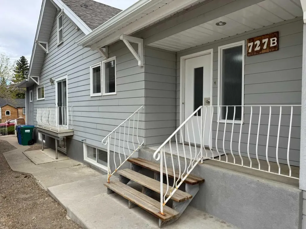 727 8 Street S Lethbridge AB T1J 2K3