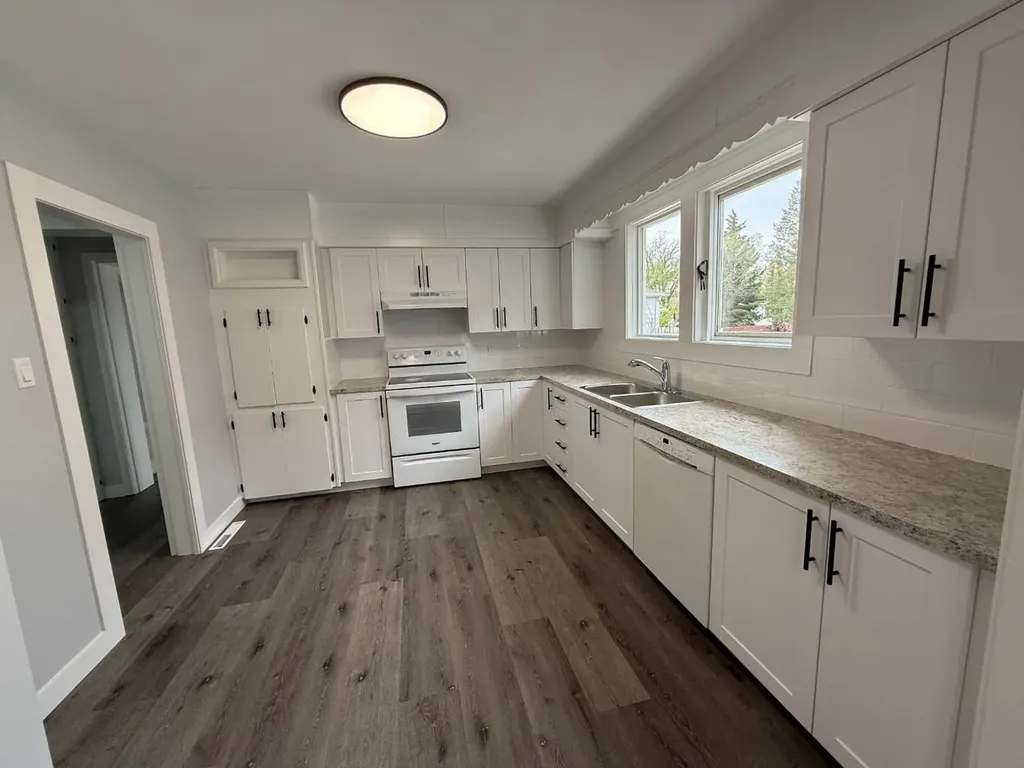 727 8 Street S Lethbridge AB T1J 2K3