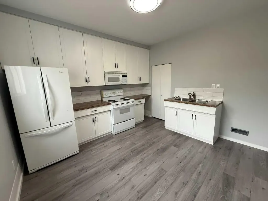 727 8 Street S Lethbridge AB T1J 2K3