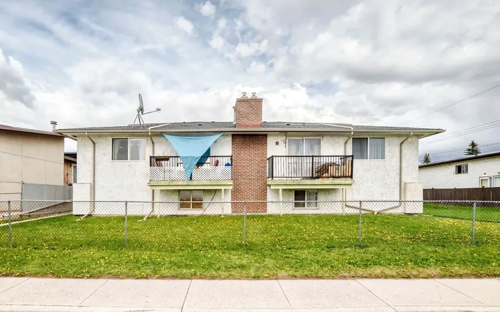 8 Huntley Close NE Calgary AB T2K4Z3