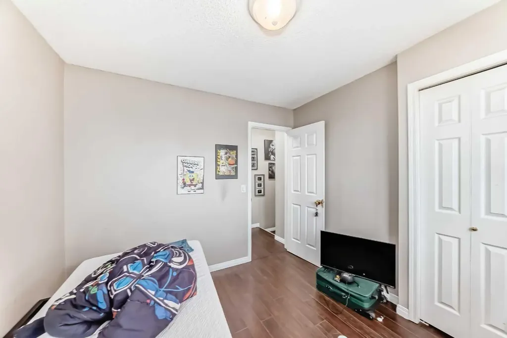 8 Huntley Close NE Calgary AB T2K4Z3