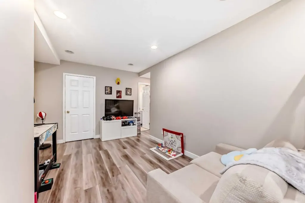 8 Huntley Close NE Calgary AB T2K4Z3