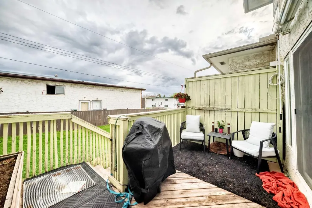 8 Huntley Close NE Calgary AB T2K4Z3