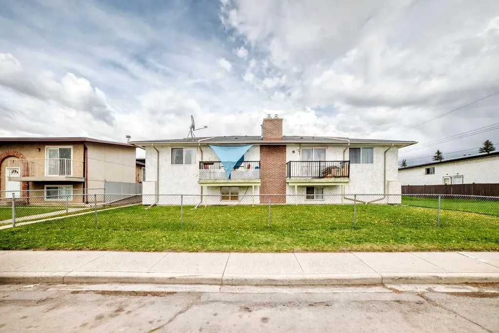8 Huntley Close NE Calgary AB T2K4Z3