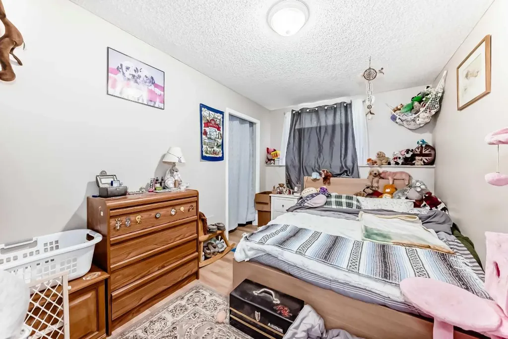 8 Huntley Close NE Calgary AB T2K4Z3