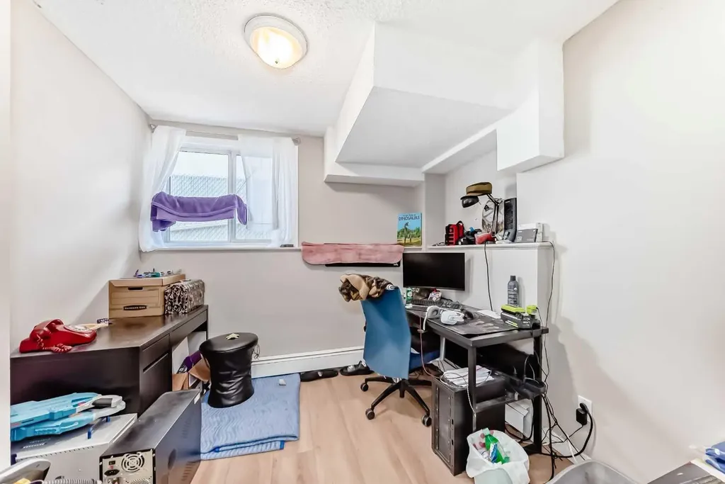8 Huntley Close NE Calgary AB T2K4Z3