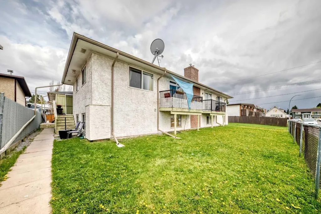 8 Huntley Close NE Calgary AB T2K4Z3
