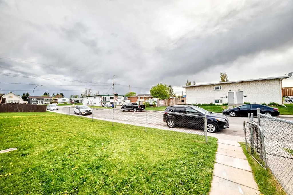 8 Huntley Close NE Calgary AB T2K4Z3
