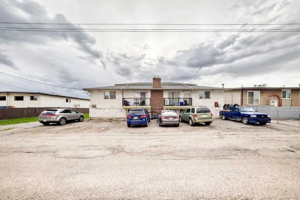 8 Huntley Close NE Calgary AB T2K4Z3