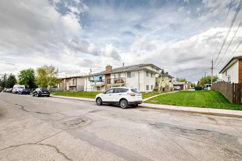 8 Huntley Close NE Calgary AB T2K4Z3