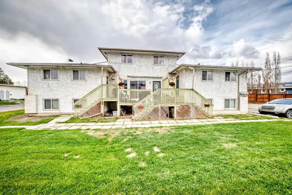 8 Huntley Close NE Calgary AB T2K4Z3