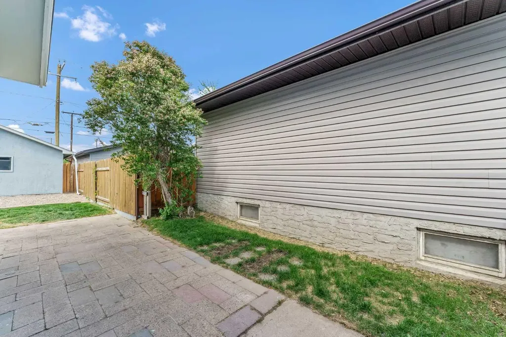 212 11 Street NE Medicine Hat AB T1A5T2