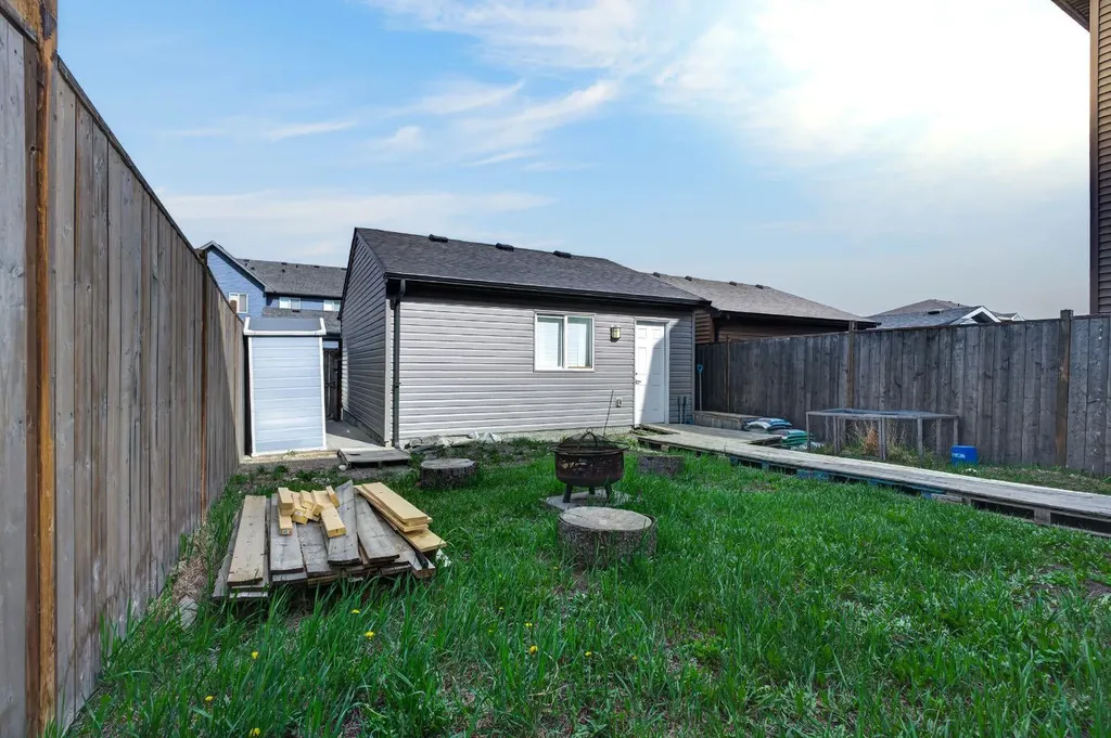 848 Chinook Gate Parade SW Airdrie AB T0M 0E0