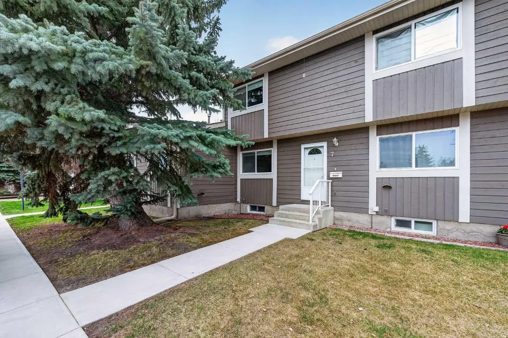 14736 Deerfield Drive SE Calgary AB T2J 5Y1