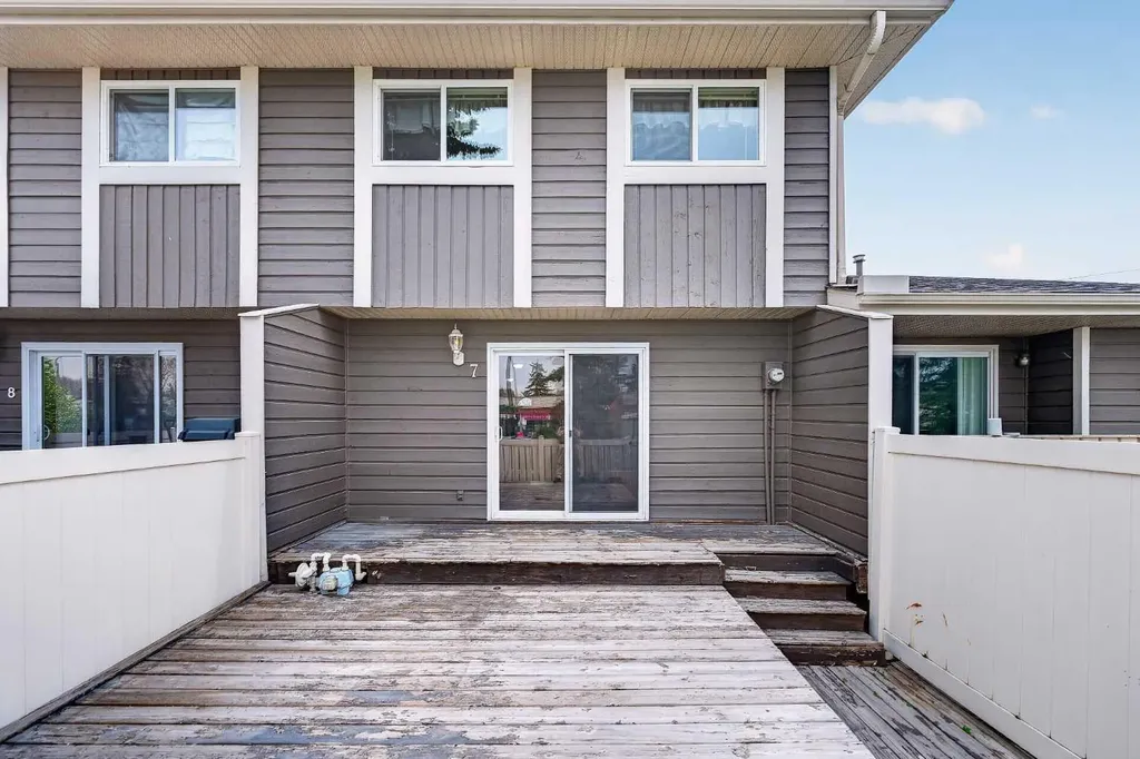 14736 Deerfield Drive SE Calgary AB T2J 5Y1