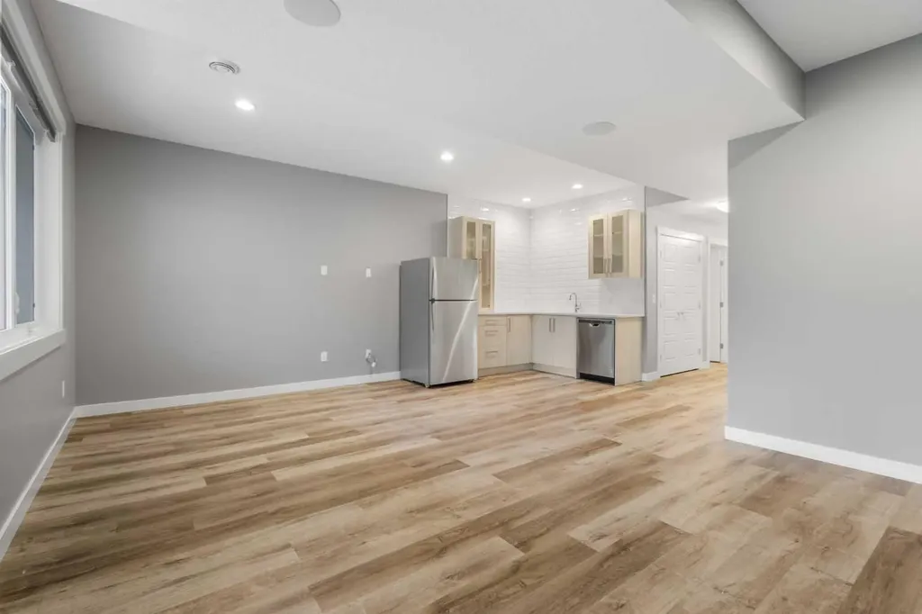 4905 21 Avenue NW Calgary AB T3B 0X1