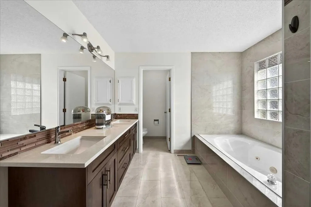 98 Hampstead Circle NW Calgary AB T3A 5P1