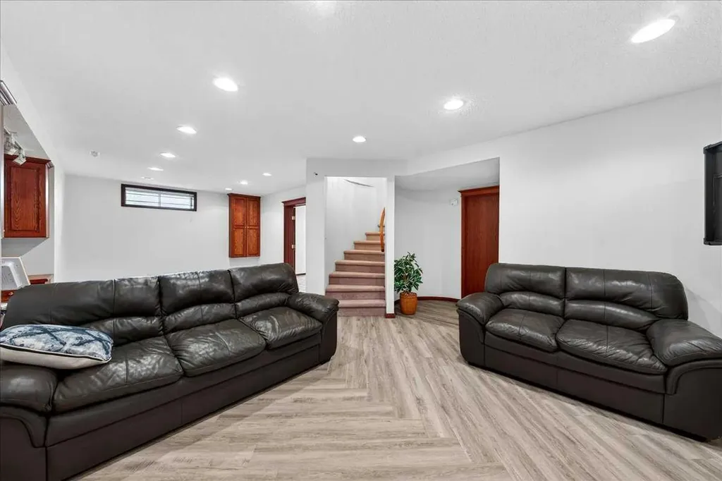 98 Hampstead Circle NW Calgary AB T3A 5P1