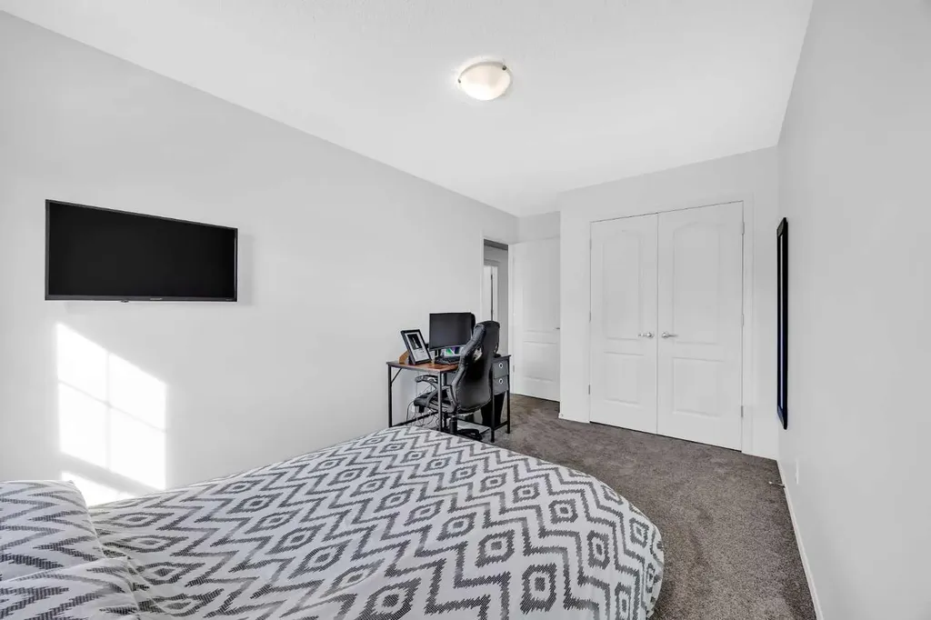 30 Cranarch View SE Calgary AB T3M 2J3
