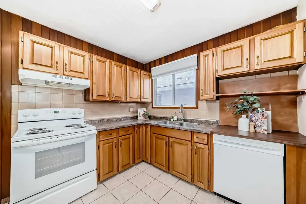 7807 20a Street SE Calgary AB T2C1M7