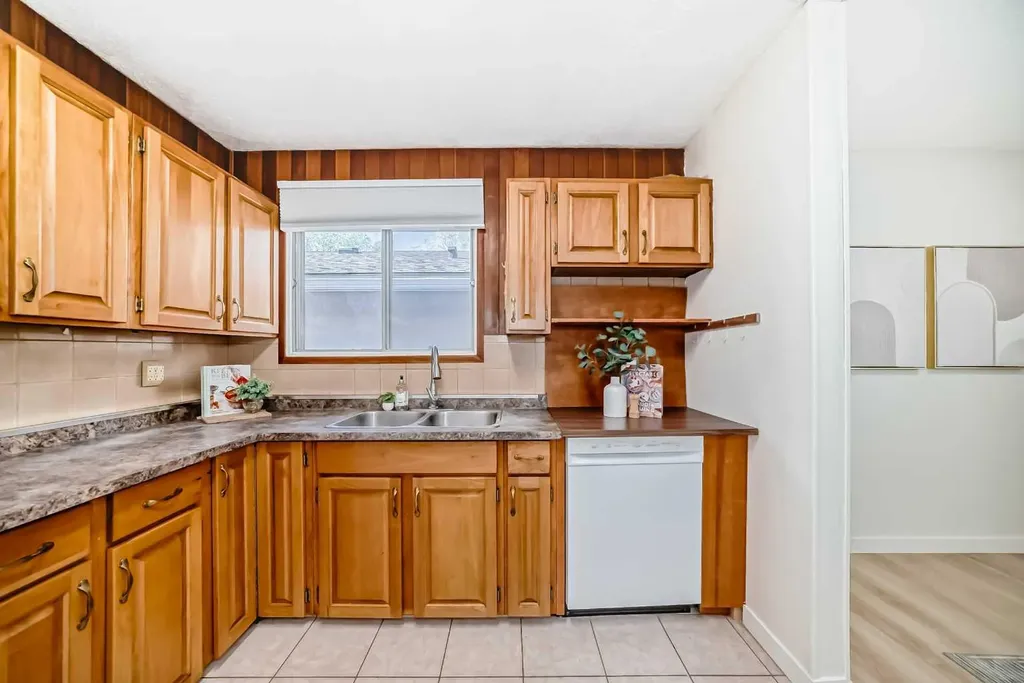 7807 20a Street SE Calgary AB T2C1M7
