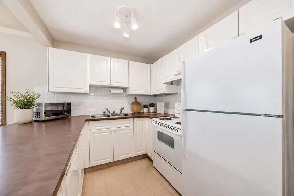 152 Country Hills Villas NW Calgary AB T3K 4S8